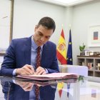 Pedro Sánchez escribiendo