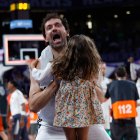 Sergio Llull celebra el título con una de sus hijas