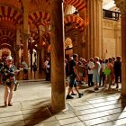 Turistas en la Mezquita de Córdoba| Foto de 123rf/pasckshot.