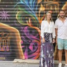 La concejala Paula Llobet con el Daniel González, @dannylsen1, uno de los diez participantes de este II Concurso de Arte Urbano de Ruzafa