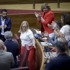 La bancada socialista aplaude a la diputada Rosa Peris al final de su intervención en Les Corts