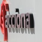 Cartel de la empresa Acciona colocado en una de sus oficinas de Madrid.