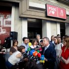 (Foto de ARCHIVO)
El presidente de Castilla-La Mancha, Emiliano García-Page (c), atiende a los medios de comunicación a su llegada a la reunión del Comité Federal del PSOE, en la sede federal del partido, a 5 de julio de 2025, en Madrid (España). El Comité Federal del PSOE que se celebra hoy es clave para la reestructuración interna tras la crisis provocada por el ‘caso Koldo’ y la dimisión de Santos Cerdán. Se elige a su sustituta, Rebeca Torró, y se renueva la dirección, buscando recuperar credibilidad, unidad y lanzar un mensaje de limpieza interna.

Eduardo Parra / Europa Press
05 JULIO 2025;PSOE;REUNIÓN;COMITÉ;POLÍTICA
05/7/2025
