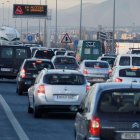 Coches circulando por carretera