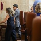 El presidente de la Junta de Andalucía, Juanma Moreno, abandona el salón de plenos.