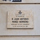 Placa instalada en Valencia en recuerdo a una víctima del GRUPO