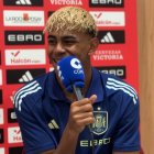 Lamine Yamal, siendo entrevistado en la Cadena COPE en la última concentración de la selección española.