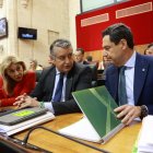 El presidente de la Junta, Juanma Moreno, junto al consejero de la Presidencia, Antonio Sanz y la consejera de Economía, Carolina España.