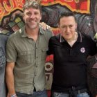 Dirigentes de Compromís en Gandia con el cantante proetarra Fermín Muguruza