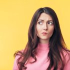 Mujer con gesto contrariado