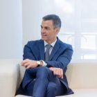 El presidente del Gobierno, Pedro Sánchez, durante un encuentro con el lehendakari, Imanol Pradales, en el Palacio de La Moncloa