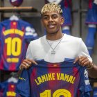 Lamine Yamal, presentando su camiseta con el número 10 del Barcelona.