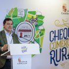 El presidente de Castilla y León, Alfonso Fernández Mañueco, durante la presentación del nuevo 'Cheque Comercio Rural' en Zamora.