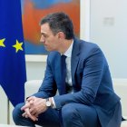 El presidente del Gobierno, Pedro Sánchez, en una reunión con las banderas de España y la UE al fondo.