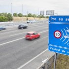 Una de las señales que advierte del control de velocidad en la M-40, donde se encuentra el radar más multón de España este verano.