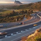 Tramo de la A-7 andaluza al atardecer, una de las carreteras más transitadas y controladas por radares en verano.
