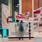 Un padre espera a su hija en la estación con una pancarta improvisada para animarla: "Así viene mi padre a buscarme cuando me nota triste por teléfono".