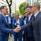 El presidente de la Junta de Andalucía, Juanma Moreno, durante su visita a la sede de la empresa Consentino en Tokio, Japón.