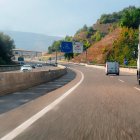 Conducción por autovía gallega rumbo a A Coruña; muchas rutas vacacionales atraviesan tramos con radares como el de la A-52 en Pontevedra, el más multón de Galicia en 2024.