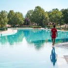 La piscina de Riosequillo, vigilada desde primera hora, ofrece espacio de sobra para nadar o relajarse sin agobios.