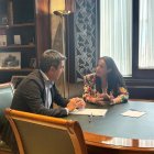 El 'president' Carlos Mazón y la alcaldesa de Catarroja, Lorena Silvent, en su primera reunión tras la dana