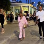 Mientras Terelu disfruta de Málaga junto a Alejandra Rubio y Carlo Costanzia su portada en bikini revoluciona los quioscos.