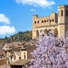 El castillo-palacio y la iglesia de Santa María la Mayor dominan Valderrobres, una de las localidades mejor conservadas de Aragón.