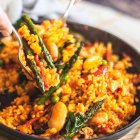 Un arroz lleno de color y sabor, preparado sin sofrito ni caldo gracias a la técnica de José Andrés.