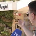 Un vecino de L'Eliana ante la biblioteca José María Ángel