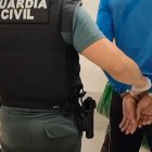 Momento en el que la Guardia Civil detiene al agresor del anciano en Torre Pacheco cuando intentaba salir del país.
