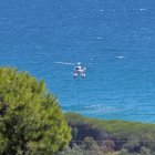 Medios terrestres y aéreos operan en el incendio declarado en el paraje Sierra de la Plata, cercano a la playa de Bolonia, a 11 de agosto de 2025, en Tarifa (Cádiz, Andalucía, España).
Nono Rico (Europa Press)
11/8/2025