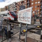 Un cartel advierte del peligro de cruzar el paso a nivel de Alfafar, a 4 de enero de 2024.