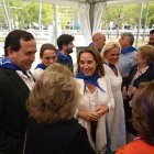 La vicesecretaria de Regeneración Institucional del PP, Cuca Gamarra, durante la visita a una txosna en la Semana Grande de Bilbao.