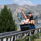 Un descenso en el Màgic Gliss, con el lago como telón de fondo (Canillo, Grandvalira).