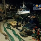 Imagen de los agentes junto a los 48 fardos intervenidos durante la operación.