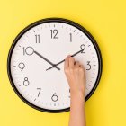 El cambio al horario de invierno en España implica atrasar el reloj una hora durante la madrugada del 26 de octubre.