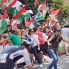 Manifestantes pro Palestina abren las vallas de seguridad en la meta de la etapa de La Vuelta en Bilbao.
