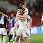 Los jugadores de Inglaterra celebran en Belgrado tras la contundente victoria 5-0 sobre Serbia rumbo al Mundial de 2026.”