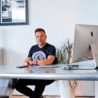 José Elías, emprendedor y referente digital, advierte que Amazon es más una escuela de negocios que un camino rápido hacia la riqueza.