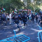 Cargas policiales a varias personas que protestan a favor de Palestina en Atocha, el día de la etapa final de la Vuelta Ciclista a España