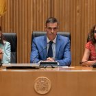 El presidente del Gobierno, Pedro Sánchez, acompañado por la vicepresidenta del Gobierno y ministra de Hacienda, María Jesús Montero y por la presidenta del PSOE, Cristina Narbona.