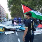 Un joven con una bandera de Palestina en Atocha, el día de la etapa 21 de la Vuelta Ciclista a España.