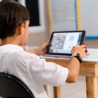 Los colegios madrileños deberán reducir el uso de dispositivos digitales individuales en el aula desde el curso 2025-2026.