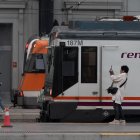 Dos personas en la estación de Francia, donde opera Rodalies, en Barcelona, Cataluña.