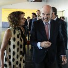 La vicepresidenta del Gobierno y líder del PSOE andaluz, María Jesús Montero, con el expresidente de la Junta, Manuel Chaves, esta semana en un acto en Sevilla.