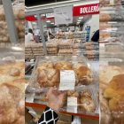 Costco Las Rozas ya vende el esperado pan de muerto: la caja de seis unidades se ofrece por 10,99 €, provocando furor entre clientes y tiktokers.