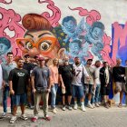 Participantes de Liga Nacional de Graffiti en Valencia junto a la concejala Paula Llobet ante el mural ganador