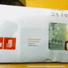 Sobres del PSOE con el logo y el membrete, repleto de billetes.
