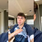 El docente, grabado en su propia aula, explica en TikTok qué castigos escolares podrían vulnerar derechos fundamentales según la ley