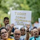 Pancartas en una manifa a favor de la defensa de la salud mental, del que la padezca de verdad.